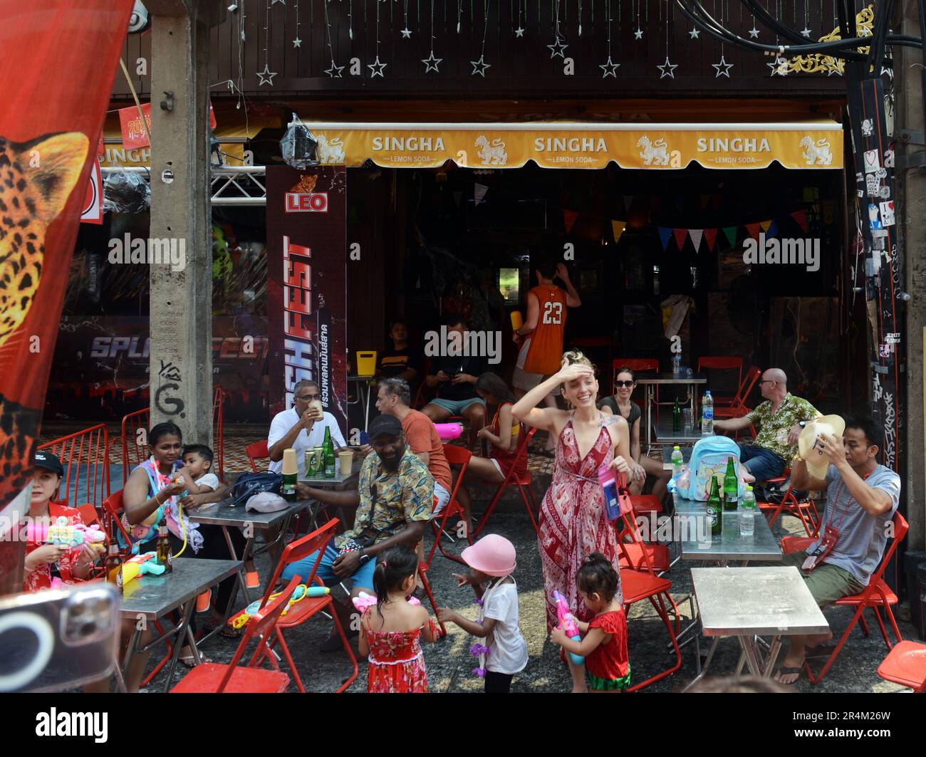 Bier trinken und das Songkran Wasserplanschfest von der Center Khao Sarn Bar auf der Khaosan Rd In Bangkok, Thailand. Stockfoto