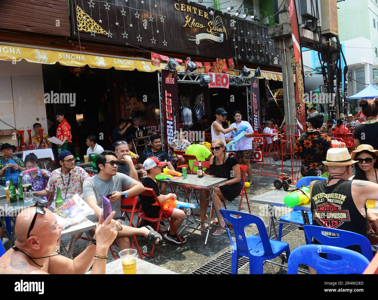 Bier trinken und das Songkran Wasserplanschfest von der Center Khao Sarn Bar auf der Khaosan Rd In Bangkok, Thailand. Stockfoto