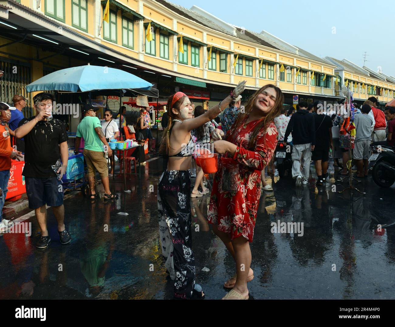 Songkran Wasserplanschfest auf der Tanao Road an der Khaosan Road in Banglamphu, Bangkok, Thailand. Stockfoto