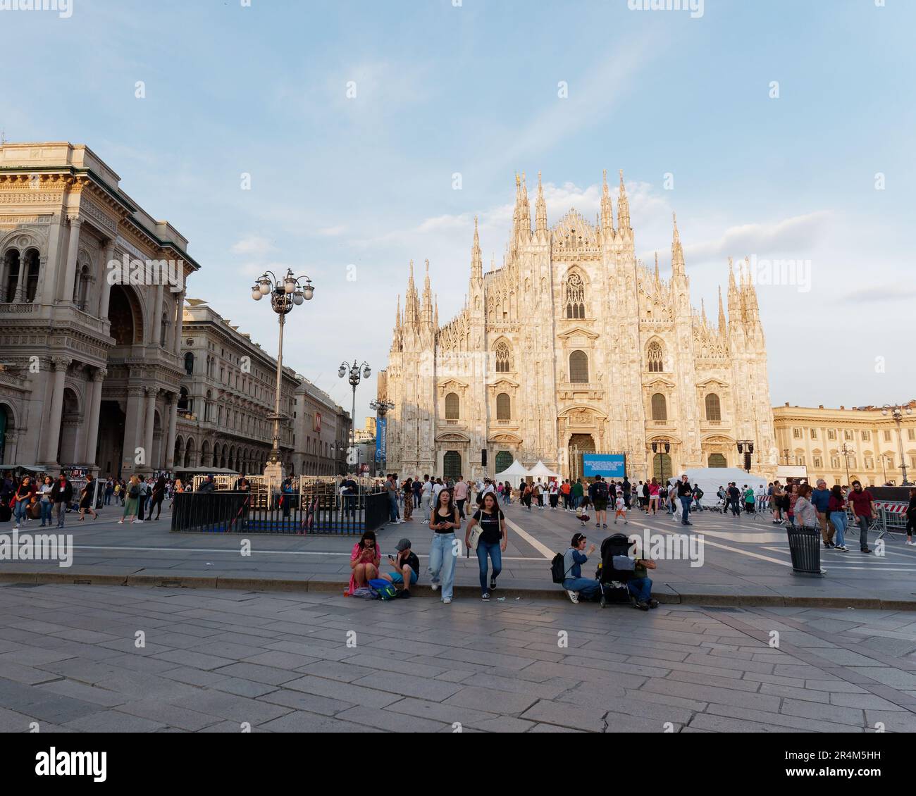 Galleria Vittorio Emanuele II links, eine berühmte Einkaufsgalerie und der Dom, Mailand, Lombardei, Italien Stockfoto