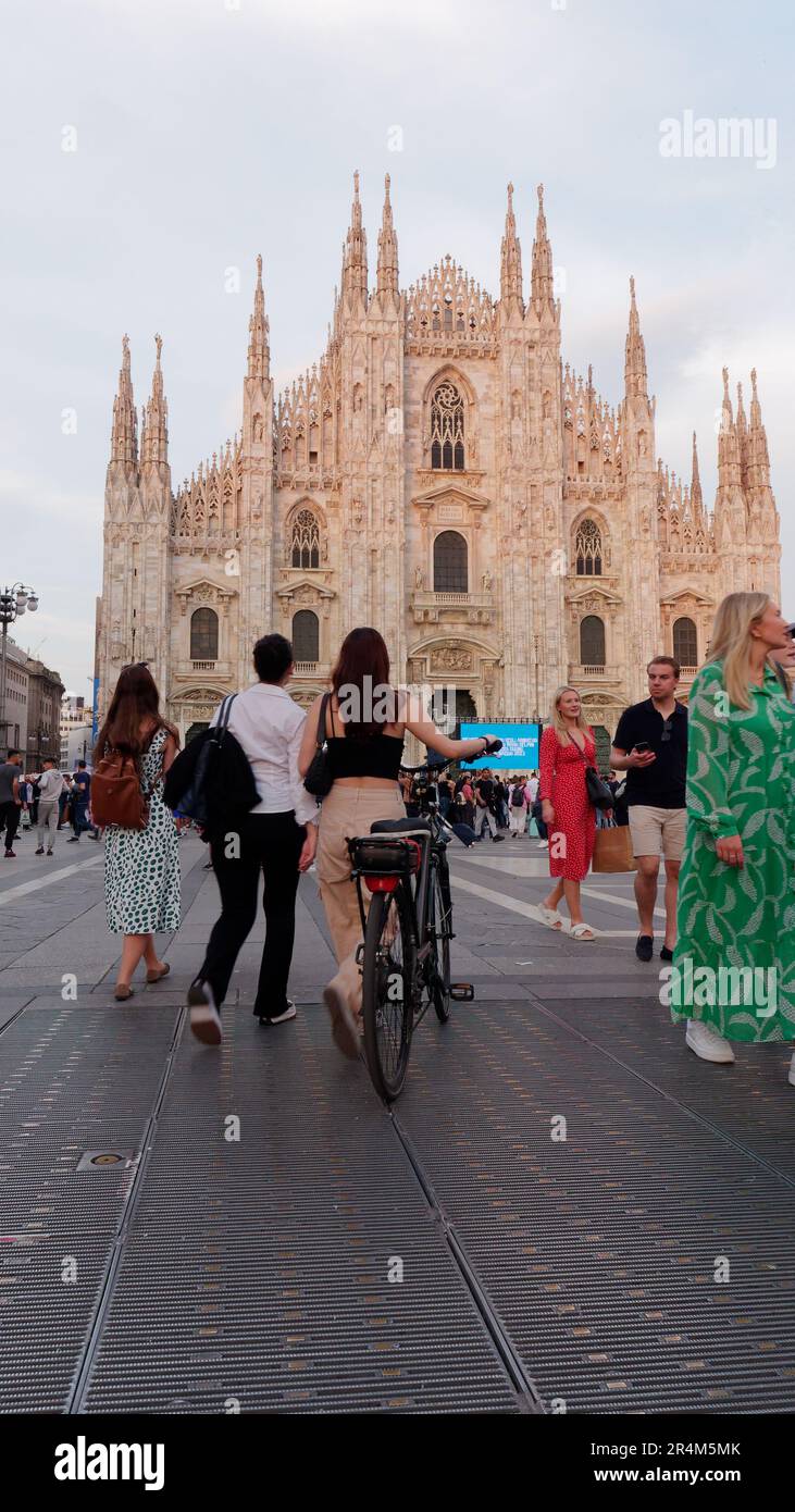 Leute auf der Piazza del Duomo Mailand mit dem Dom hinter, Lombardei Region, Italien Stockfoto