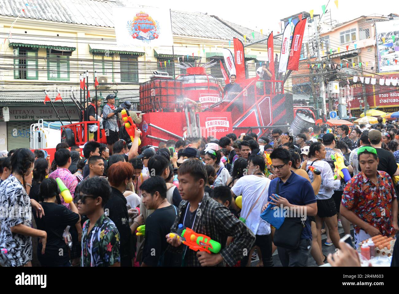 Thailändische Neujahrsfeiern auf der Chakrabongse Rd in der Nähe der Khaosan Road in Bangkok, Thailand. Stockfoto