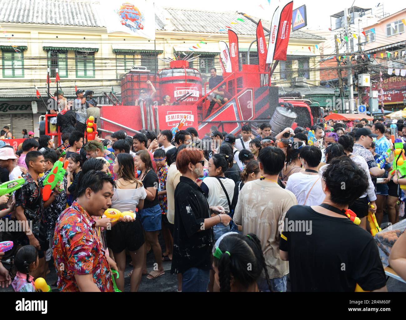 Thailändische Neujahrsfeiern auf der Chakrabongse Rd in der Nähe der Khaosan Road in Bangkok, Thailand. Stockfoto