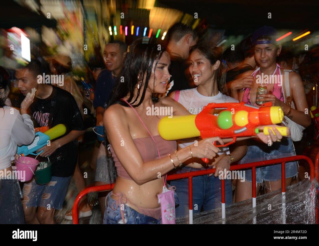 Wasserspritzer während der Feierlichkeiten von Songkran ( thailändisches Neujahr ) auf der Khaosan Road, Banglamphu, Bangkok, Thailand. Stockfoto