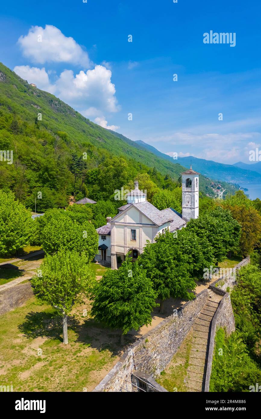 Luftaufnahme des Sacro Monte di Ghiffa auf dem Lago Maggiore im Frühling. Maggiore Lake, Provinz Verbania, Piedmont, Italien. Stockfoto