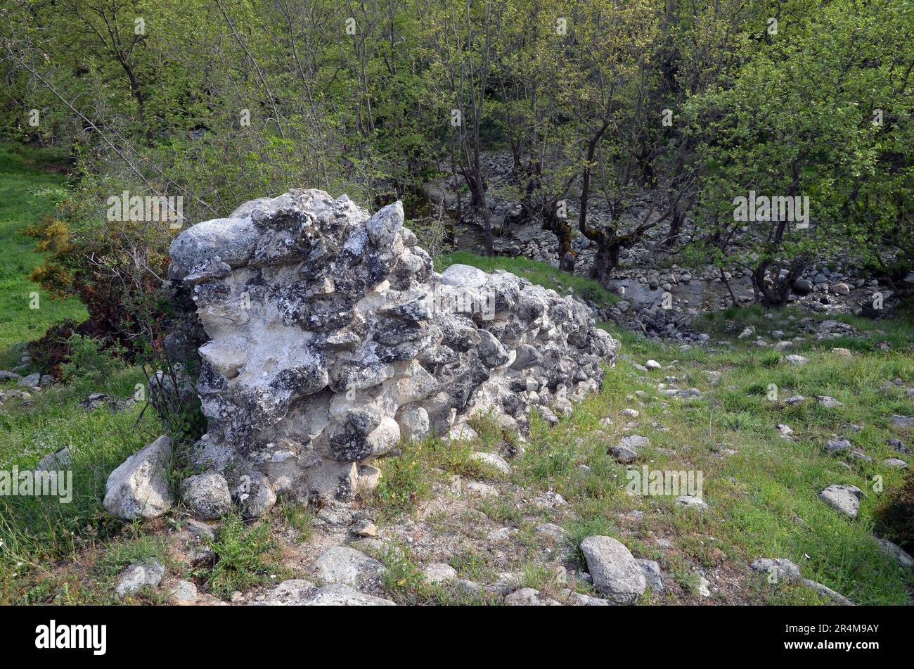 Griechenland, Thessalien, Larisa, Elassona_Flampouro Dorf_Alte Wassermühlen Ruinen und Fluss Stockfoto
