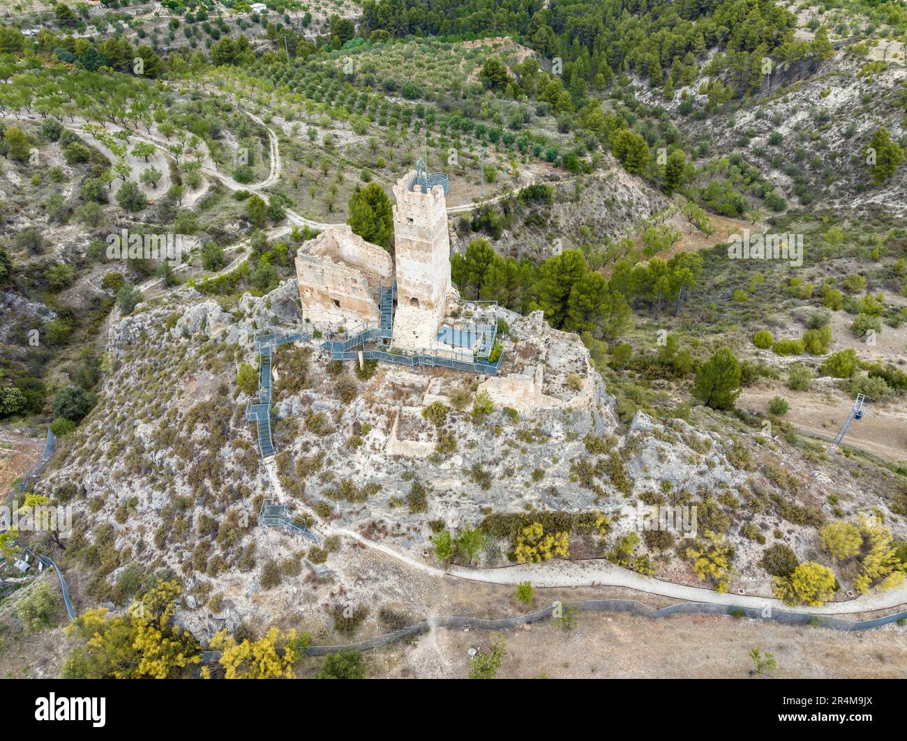 Historische Ruinen der alten Burg in Cocentaina bei Alcoy im Alicante-Gebirge. Panoramablick aus der Vogelperspektive Stockfoto