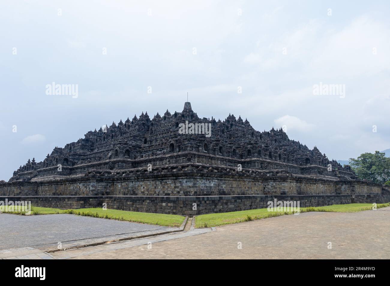 Magelang, Indonesien - April 2023: Der Blick auf den Borobudur-Tempel von verschiedenen Seiten sieht aus wie ein Miniaturgarten mit einem Hintergrund des Himmels, kein Peop Stockfoto