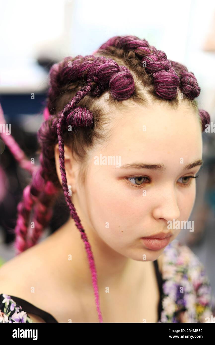 Mädchen Mit Braunen Haaren Und Grünen Augen Mädchen mit braunen haaren -Fotos und -Bildmaterial in hoher Auflösung