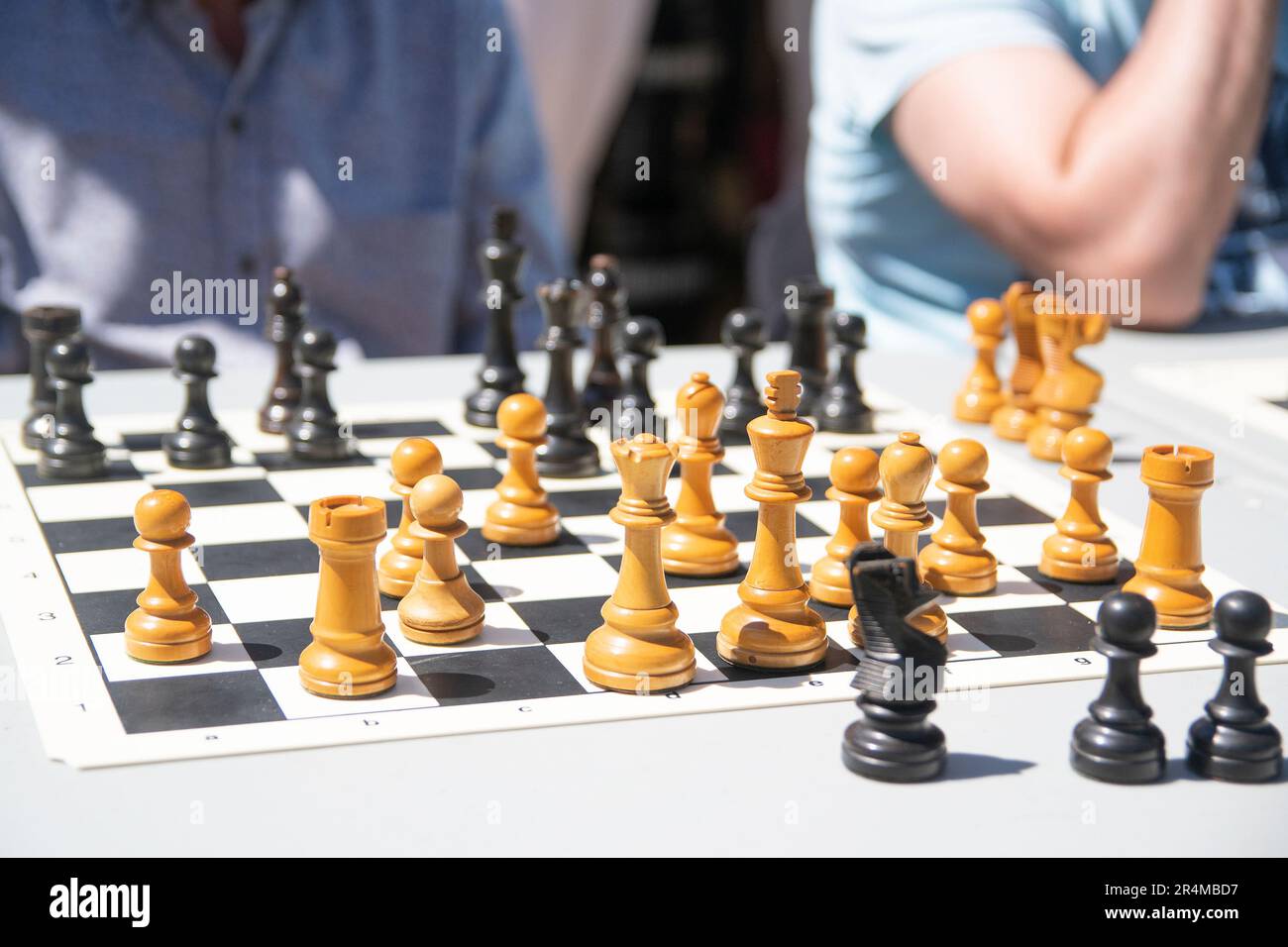 Schachspiel in einem Straßenwettbewerb. Leerer Kopierbereich für den Inhalt des Editors. Stockfoto