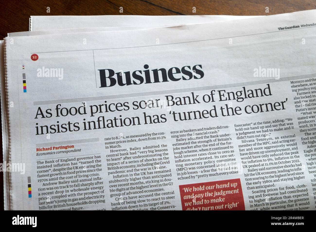 "Während die Lebensmittelpreise in die Höhe schnellen, besteht die Bank of England darauf, dass die Inflation nicht die Kurve gekriegt hat." Artikel der Zeitung Guardian über Lebenshaltungskosten Mai 2023 London UK Stockfoto