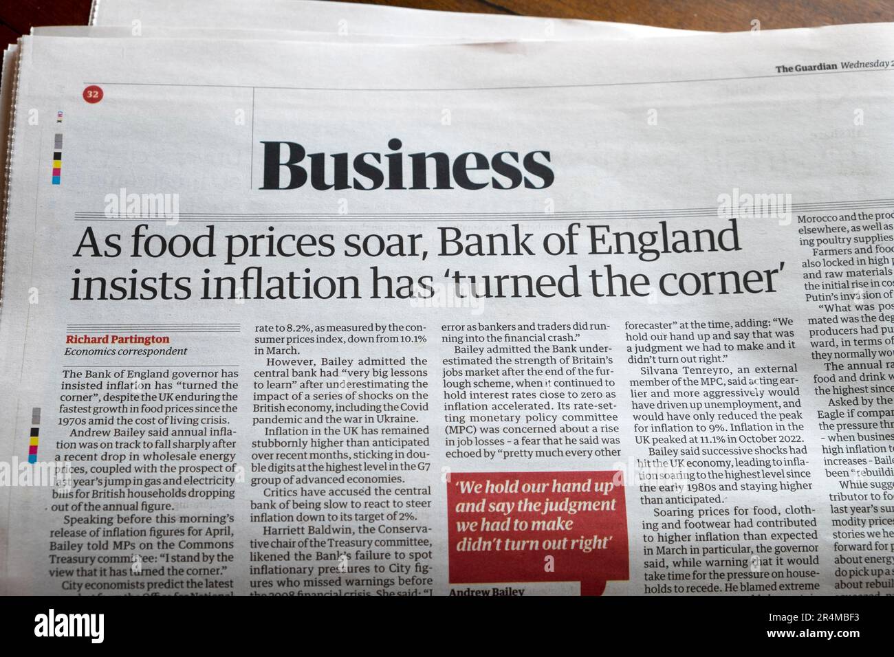 "Während die Lebensmittelpreise in die Höhe schnellen, besteht die Bank of England darauf, dass die Inflation nicht die Kurve gekriegt hat." Artikel der Zeitung Guardian über Lebenshaltungskosten Mai 2023 London UK Stockfoto