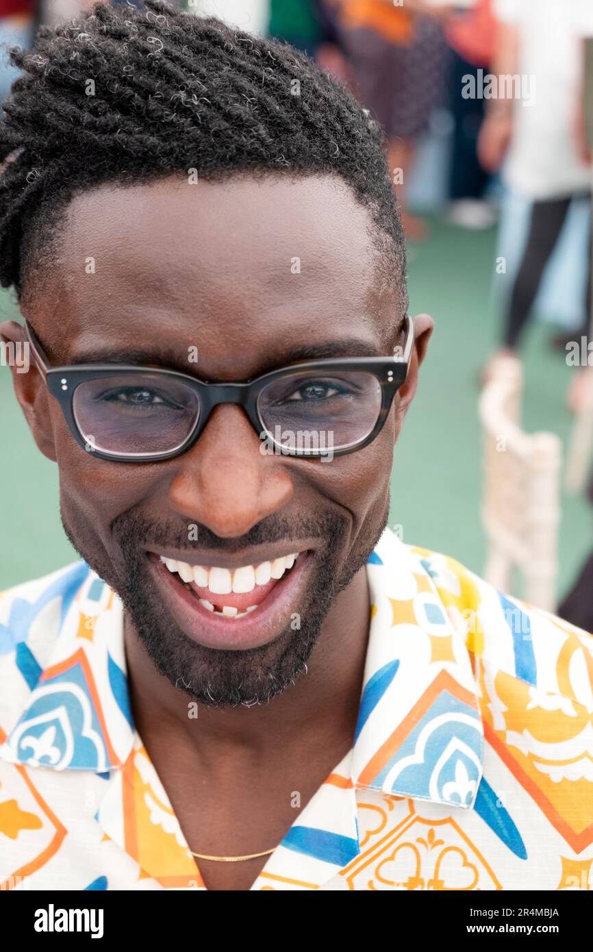 Schriftsteller Jeffrey Boakye signiert Bücher im Buchladen des Hay Festival in Hay on Wye Wales UK 2023 KATHY DEWITT Stockfoto