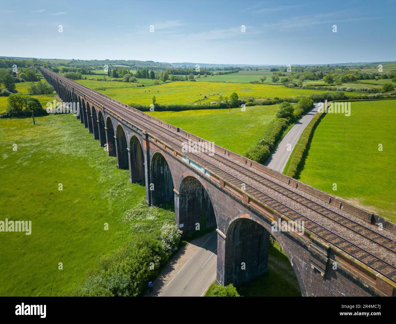 Harringworth Viaduct, Northamptonshire mit einer Länge von 1.275 Yards  (1,166 km) und 82 Bögen, von denen jeder eine Spannweite von 40 Fuß (12  Meter) hat, ist es das längste Mauerwerk-Viadukt in Großbritannien  Stockfotografie - Alamy