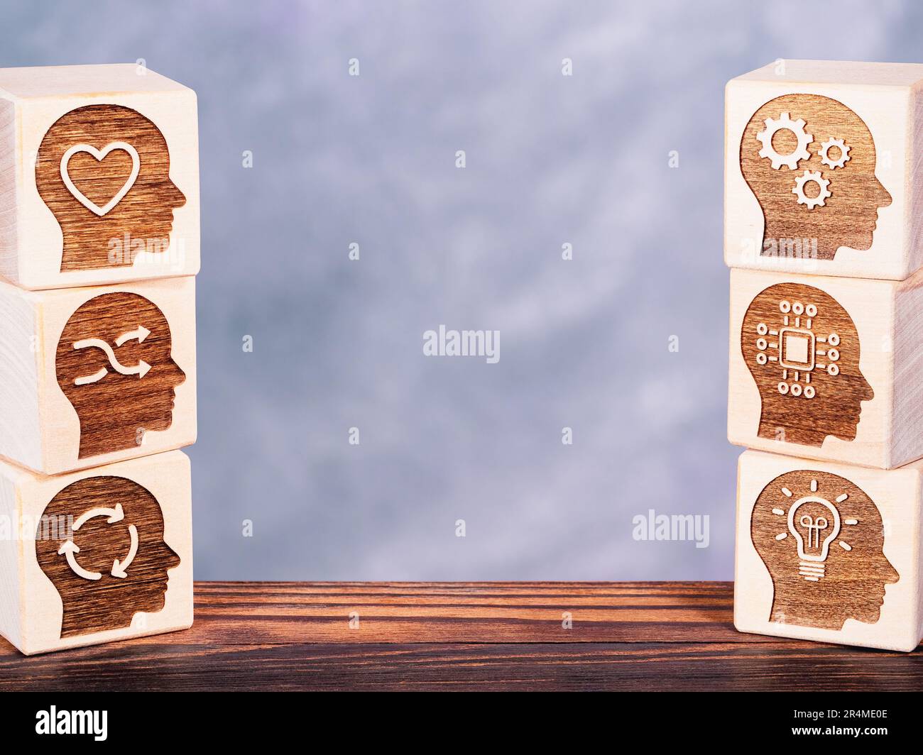 Soft-Power-Skills-Symbole auf Holzwürfeln als Konzept des modernen Technologiemanagements Stockfoto