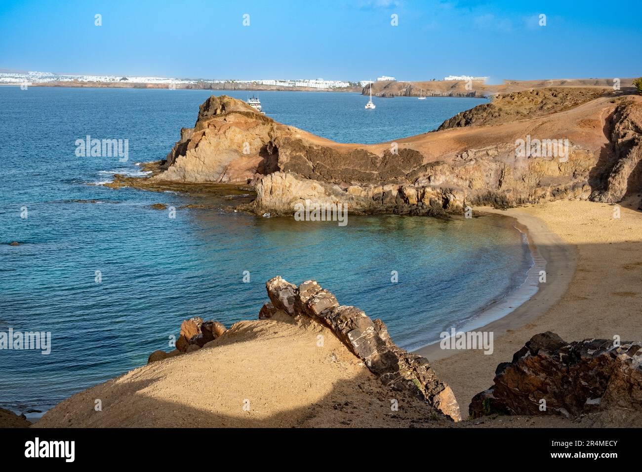 Malerische Küstenlandschaft auf Lanzarote in Playa Blanca, Spanien Stockfoto