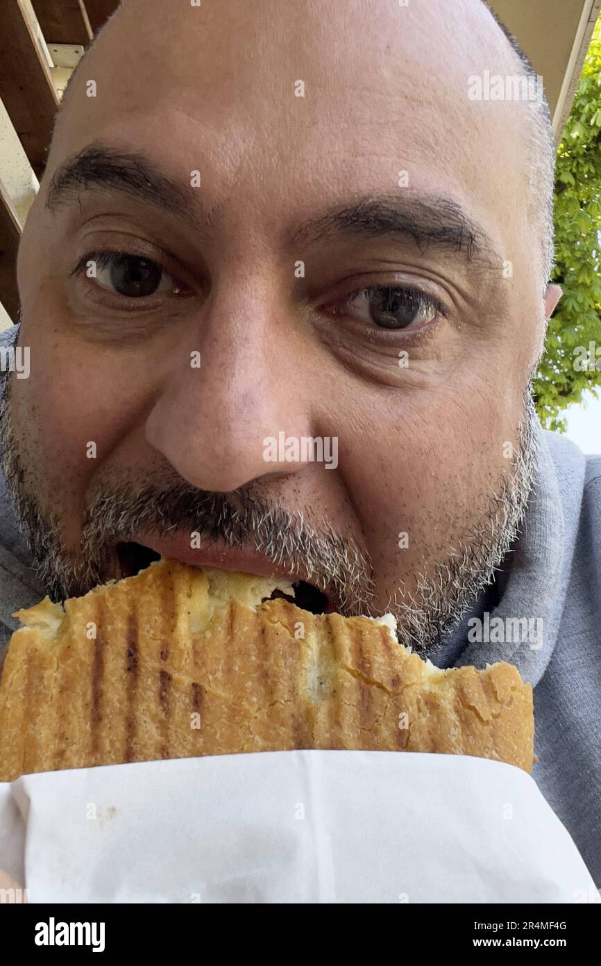 Mann ein Sandwich zu essen Stockfoto