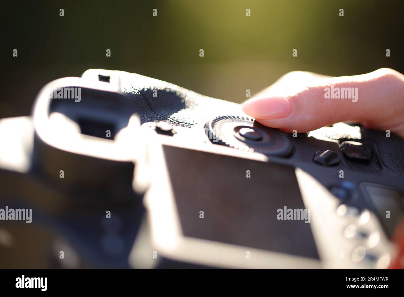 Nahaufnahme eines Fotografen, der die Blendenöffnung auf dem Kamerarad einstellt Stockfoto