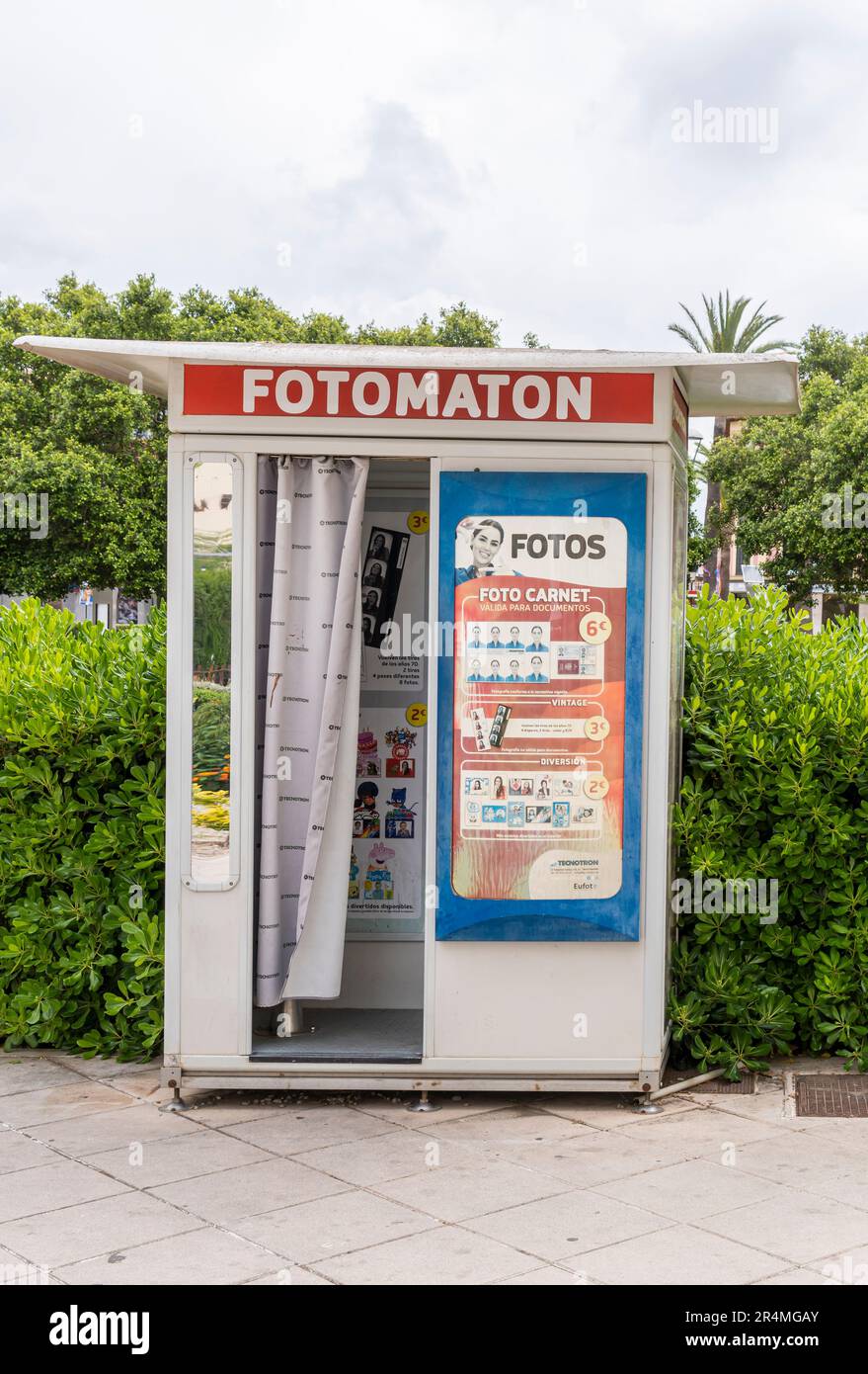 Manacor, Spanien; Mai 13 2023: Fotokiosk für Passfotos auf der Straße. Manacor, Insel Mallorca, Spanien Stockfoto