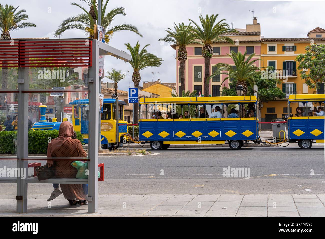 Manacor, Spanien; Mai 13 2023: Bushaltestelle des öffentlichen Unternehmens TIB mit wartenden Personen. Manacor, Insel Mallorca, Spanien Stockfoto