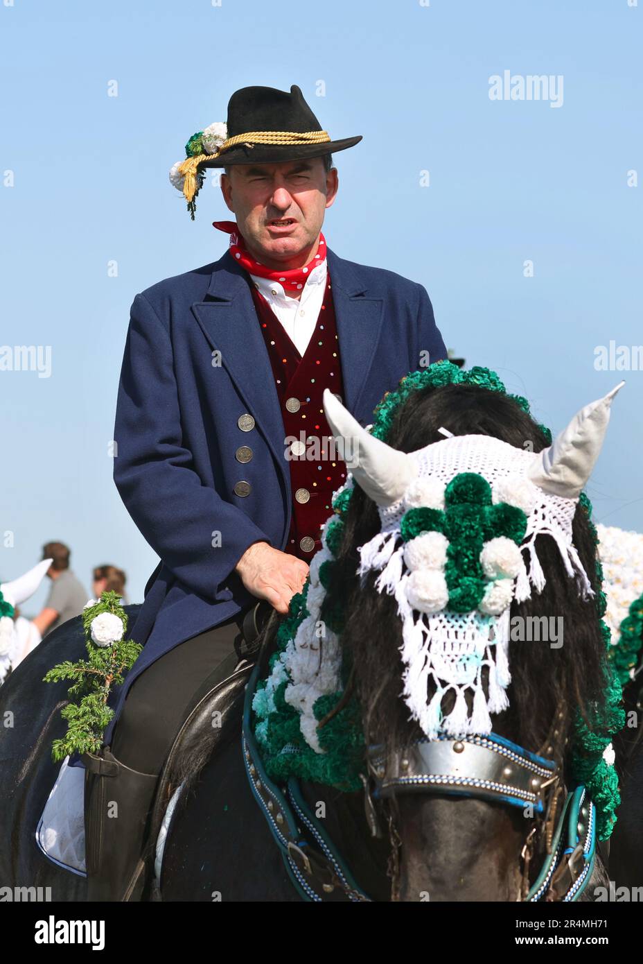 Bad Kotzting, Bayern, Deutschland. 29. Mai 2023. 29. Mai 2023, Bayern, Bad Kötzting: Hubert Aiwanger (Freie Wähler), Bayerischer Wirtschaftsminister, Fahrten in der Kötztinger Pfingstritt. Die Prozession ist eine der ältesten bayerischen Zollveranstaltungen. Während der Prozession im Sattel der herrlich dekorierten Pferde machen die „Men's Folk“ eine Pilgerfahrt von Bad Kötzting nach St. Nicholas' Kirche in Steinbühl, etwa sieben Kilometer entfernt. Kredit: dpa Picture Alliance/Alamy Live News Stockfoto