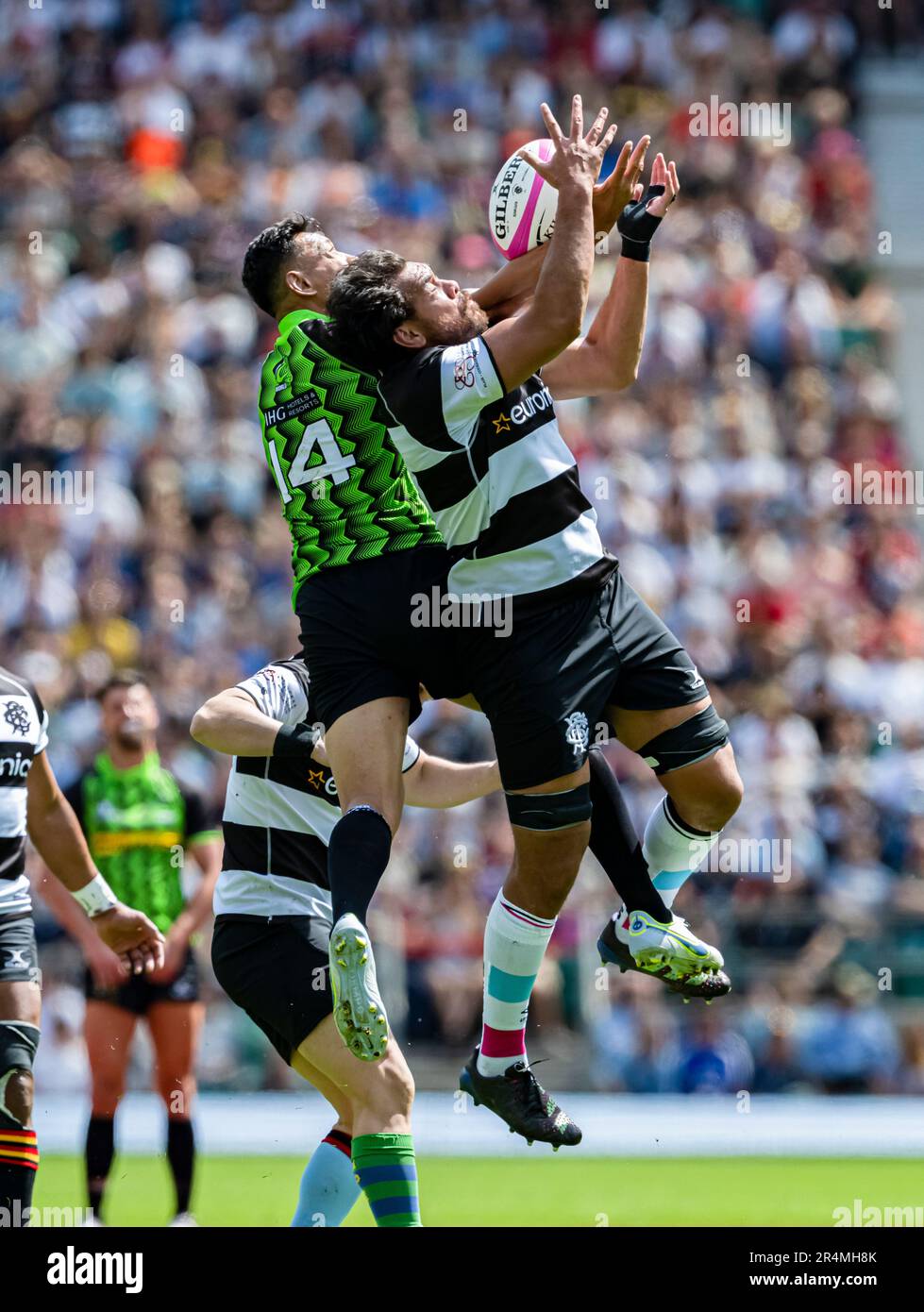 LONDON, VEREINIGTES KÖNIGREICH. 28., Mai 2023. Israel Folau (Urayasu D-Rocks und Tonga) (l) und Steven Luatua (Bristol Bears und Neuseeland) (r) sprangen in die Luft, um den Ball am Sonntag, dem 28. Mai 2023, im Twickenham Stadium zu fangen, während Barbarians gegen World XV. LONDON, ENGLAND. Kredit: Taka G Wu/Alamy Live News Stockfoto