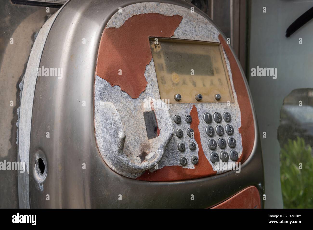 Manacor, Spanien; Mai 13 2023: Nahaufnahme einer städtischen Telefonzelle in einem Zustand der Stillegung und des Ruins. Konzeptionelles Bild des technologischen Wandels. Insel Stockfoto