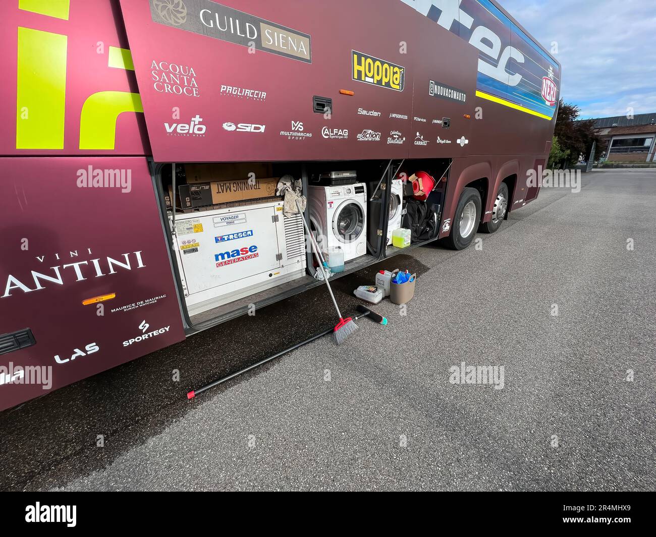 83013 Mercogliano/Italien: Mai 12 2023: Giro d'italia 2023 Unterstützungsfahrzeuge und Gefolge Stockfoto