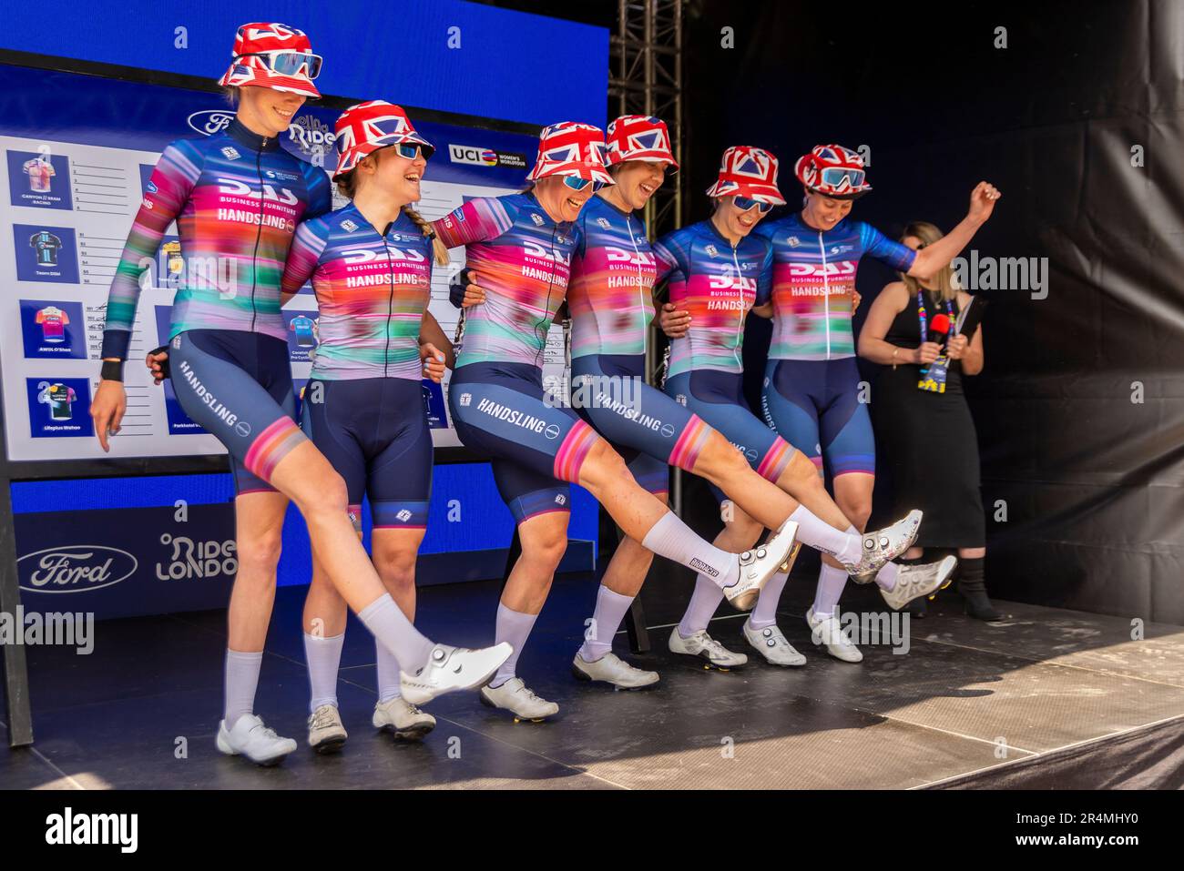 Britische Fahrer des Teams das Handsling Bikes haben Spaß beim Classique UCI Women's WorldTour Road Race 3 der Ford RideLondon 2023 Stockfoto