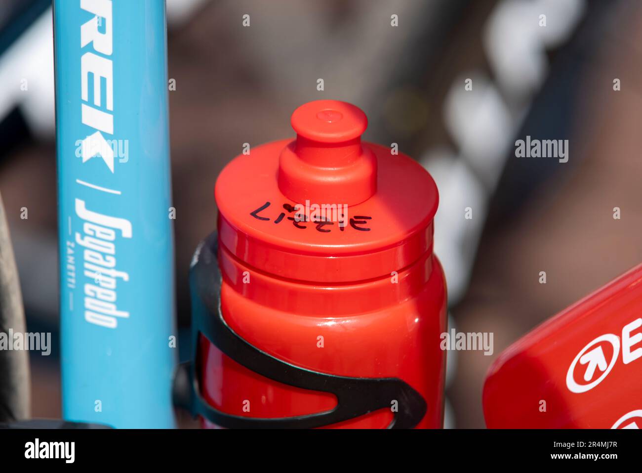 Getränkeflasche Lizzie Deignan von Trek Segafredo beim Classique UCI Women's WorldTour Road Race, Phase 3 des Ford RideLondon 2023 Stockfoto