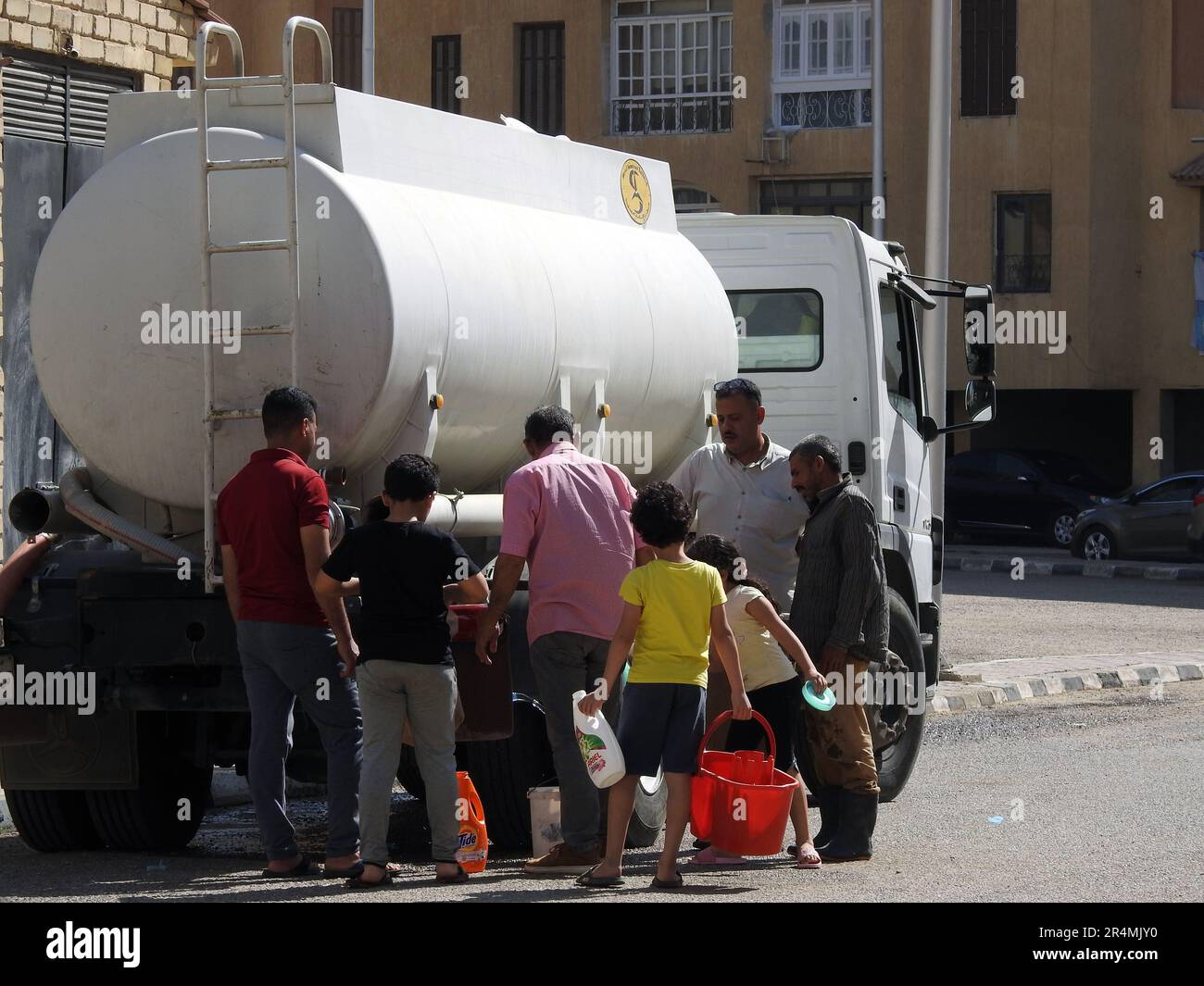 Kairo, Ägypten, Mai 15 2023: Ein Wassertankfahrzeug mit sauberem Wasser als Notfalleinsatz in allen Gebieten mit Wasserausfall zur Trinkwasserversorgung Stockfoto