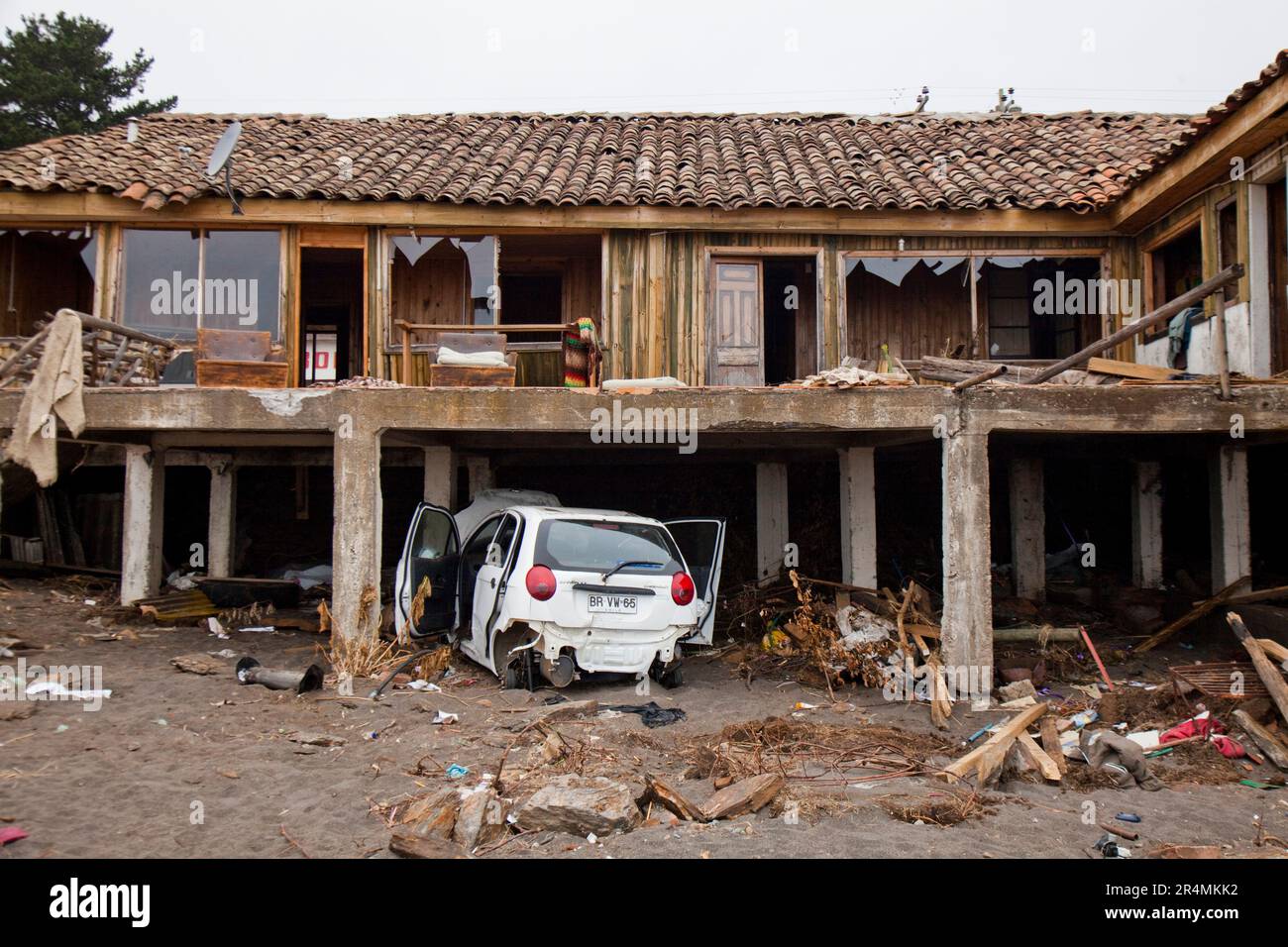 Häuser werden in Curanipe, Chile, zerstört, nachdem 8,8 ein Erdbeben und der anschließende Tsunami diese Küstenstadt getroffen haben. Stockfoto
