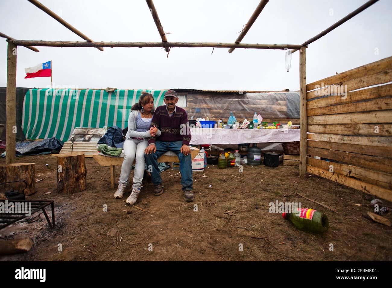 Familien trösten sich gegenseitig in Make-Shift-Camps im chilenischen Hochland. Die Bewohner haben Angst, nach Hause zurückzukehren, besonders nachdem sie von einer weiteren Tsunami-Warnung gehört haben. Hier sind sie Stockfoto