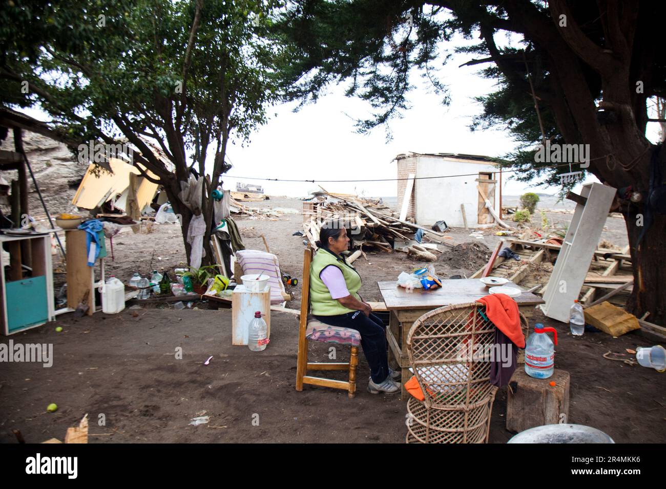 Häuser werden in Curanipe, Chile, zerstört, nachdem 8,8 ein Erdbeben und der anschließende Tsunami diese Küstenstadt getroffen haben. Stockfoto