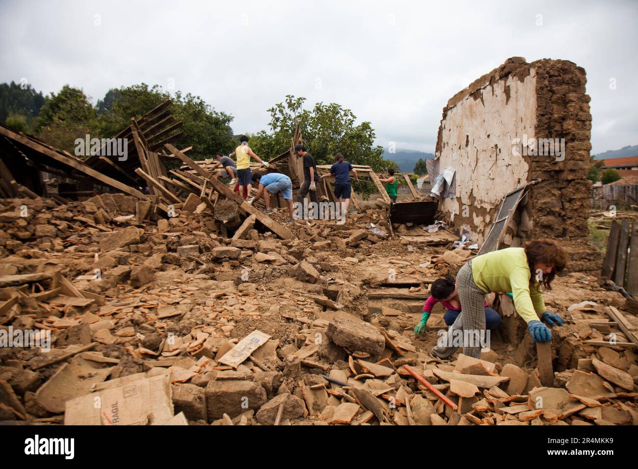 Die Einheimischen durchsuchen die Trümmer eines eingestürzten Gebäudes, das bei dem Erdbeben in Chile Anfang 2010 zerstört wurde. Stockfoto