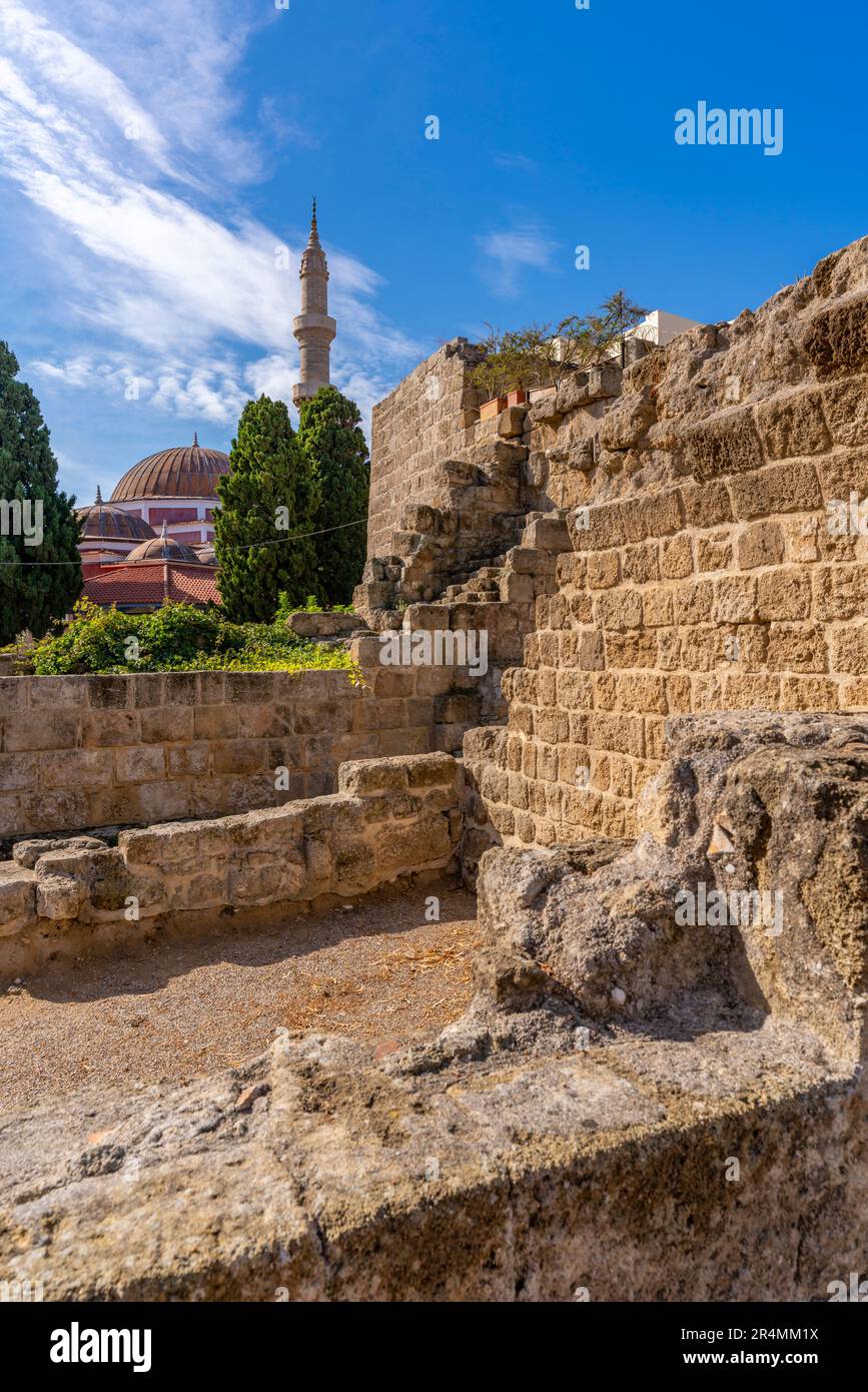 Blick auf die Sultan Mustafa Moschee, die Altstadt von Rhodos, UNESCO-Weltkulturerbe, Rhodos, Dodekanes, griechische Inseln, Griechenland, Europa Stockfoto