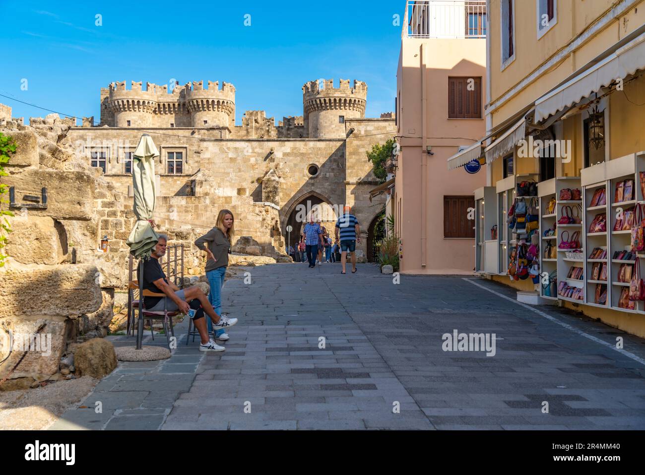 Blick auf den Palast des Großmeisters der Ritter von Rhodos, die Altstadt von Rhodos, UNESCO-Weltkulturerbe, Rhodos, Dodekanes, griechische Inseln, Griechenland Stockfoto