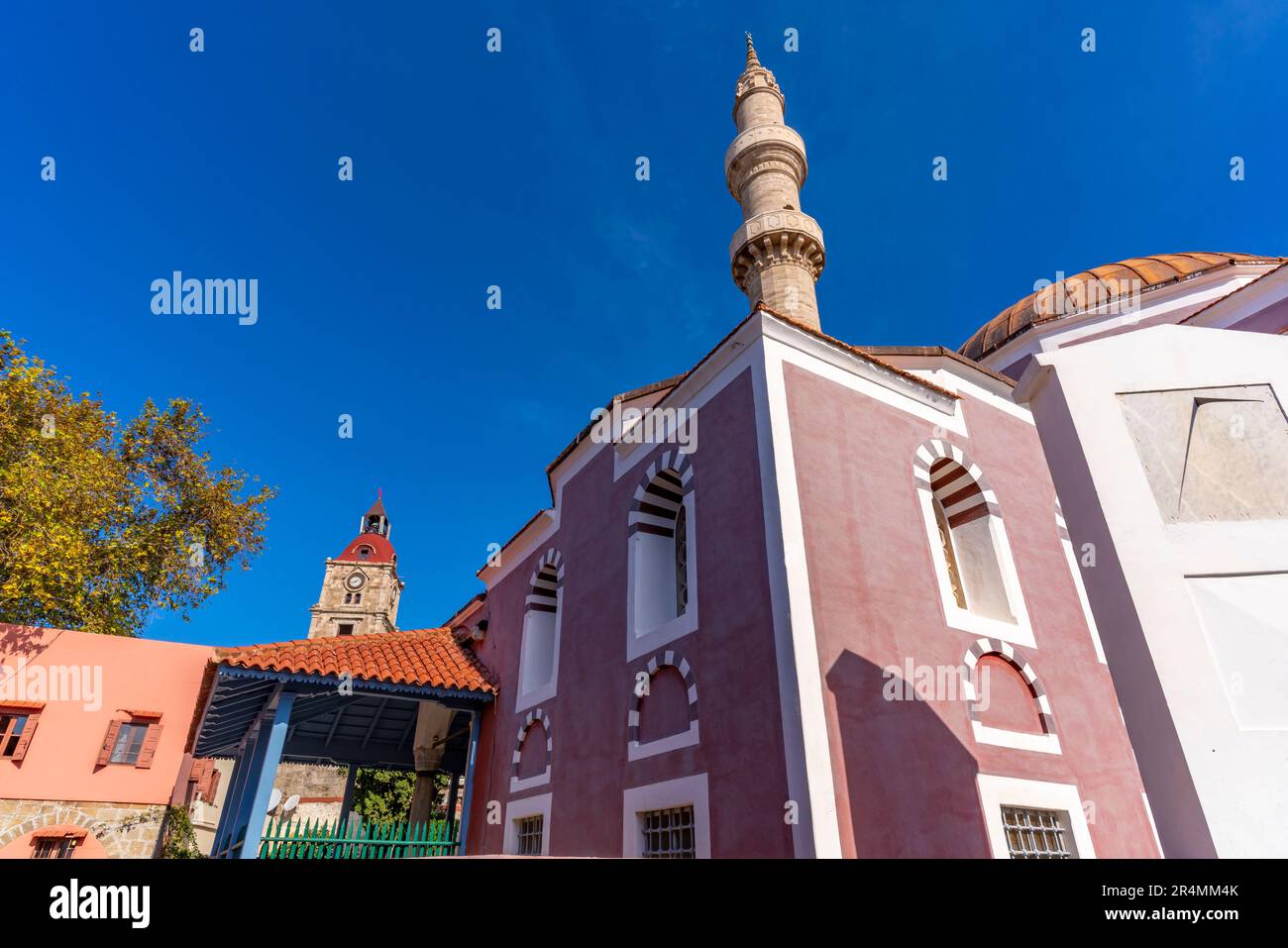 Blick auf den mittelalterlichen Uhrenturm und die Sultan Mustafa Moschee, die Altstadt von Rhodos, UNESCO-Weltkulturerbe, Rhodos, Dodekanes, griechische Inseln, Griechenland, Europa Stockfoto