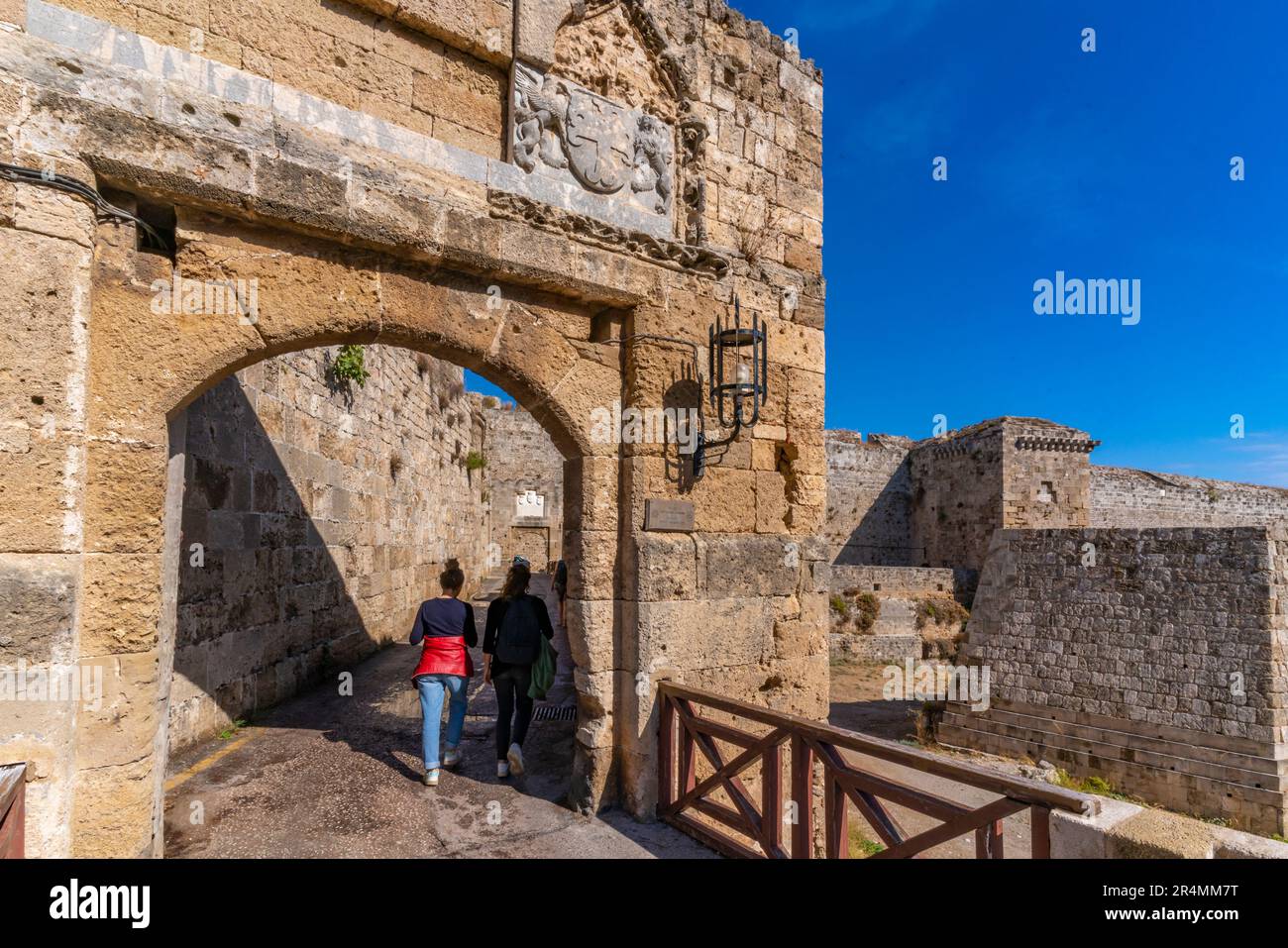 Blick auf das Tor zum Heiligen Athanasios, die Altstadt von Rhodos, UNESCO-Weltkulturerbe, Rhodos, Dodekanes, griechische Inseln, Griechenland, Europa Stockfoto