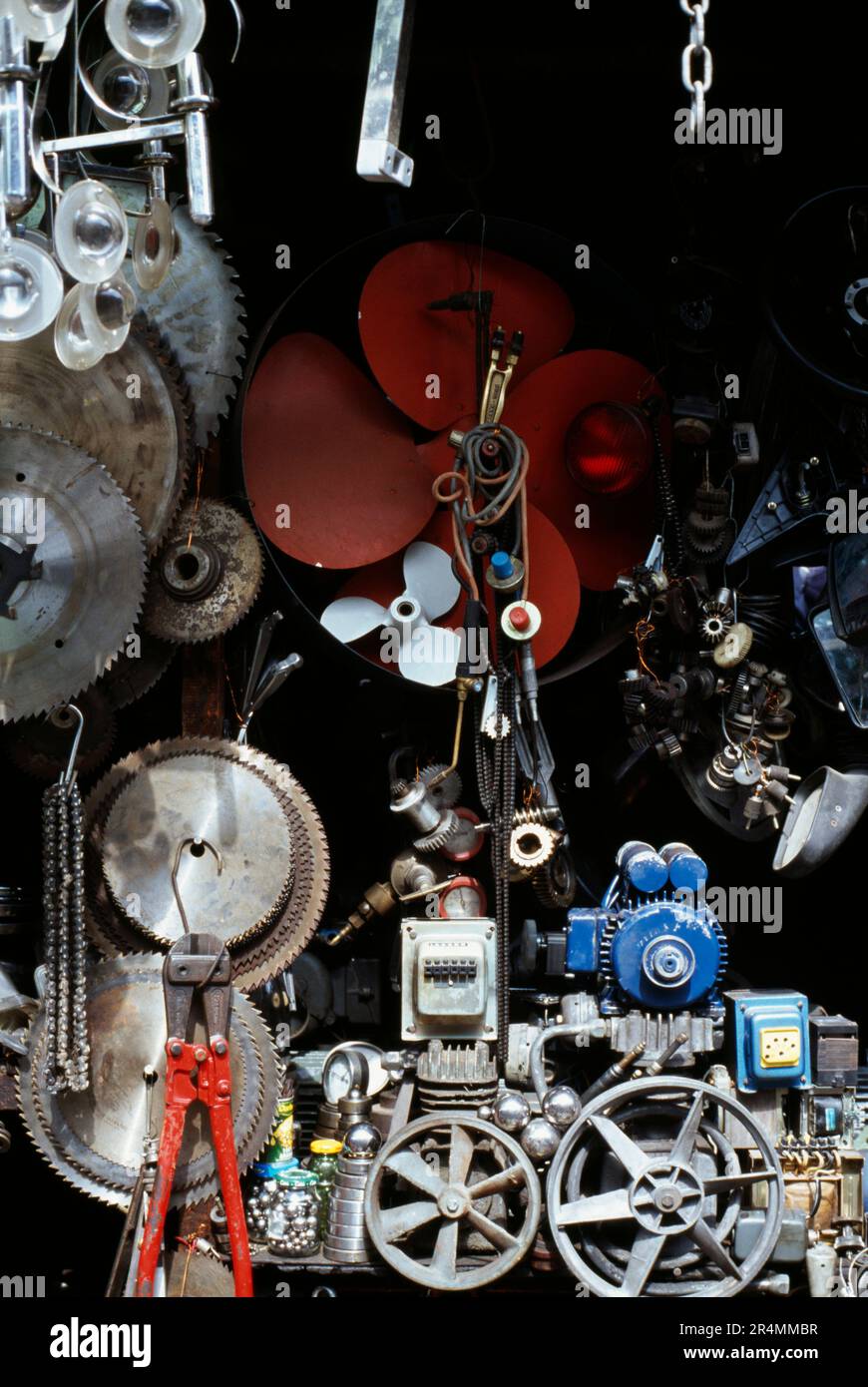 Eine Sammlung von Werkzeugen und Maschinenteilen. Stockfoto