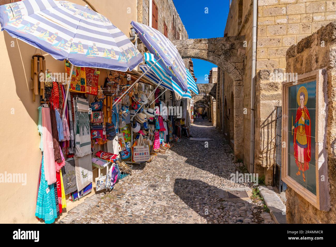 Blick auf farbenfrohe Geschäfte in der engen Kopfsteinpflasterstraße, Altstadt von Rhodos, UNESCO-Weltkulturerbe, Rhodos, Dodekanes, griechische Inseln, Griechenland, Europa Stockfoto