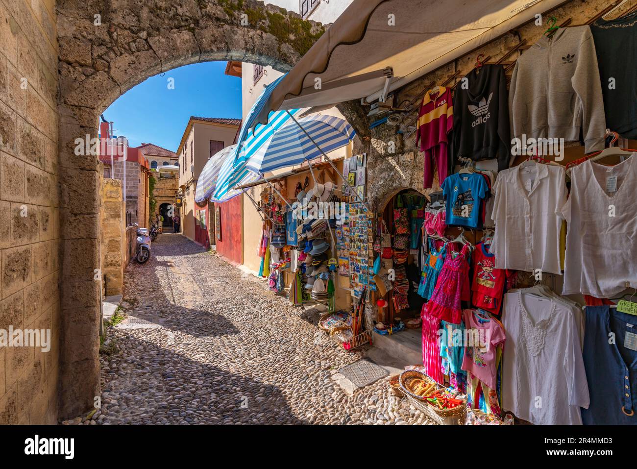 Blick auf farbenfrohe Geschäfte in der engen Kopfsteinpflasterstraße, Altstadt von Rhodos, UNESCO-Weltkulturerbe, Rhodos, Dodekanes, griechische Inseln, Griechenland, Europa Stockfoto
