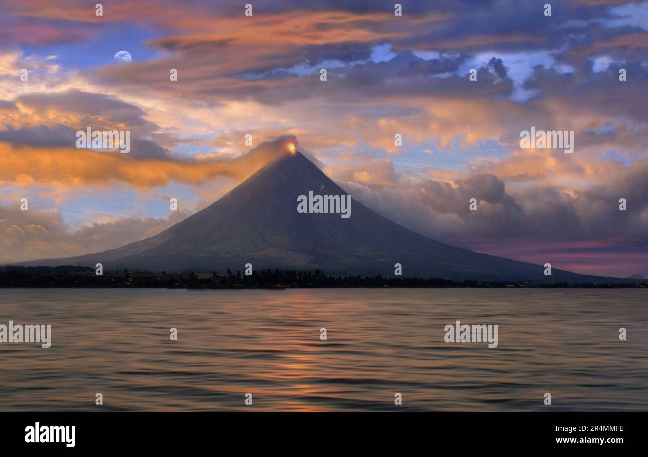 Vulkan Mayon in der Nähe von Legazpi – Ausbruch bei Sonnenuntergang Stockfoto