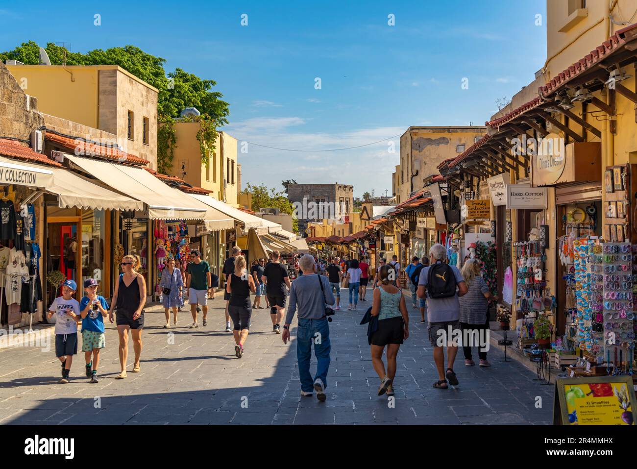Blick auf Cafés und Geschäfte auf Soktratous, Altstadt von Rhodos, UNESCO-Weltkulturerbe, Rhodos, Dodekanes, griechische Inseln, Griechenland, Europa Stockfoto