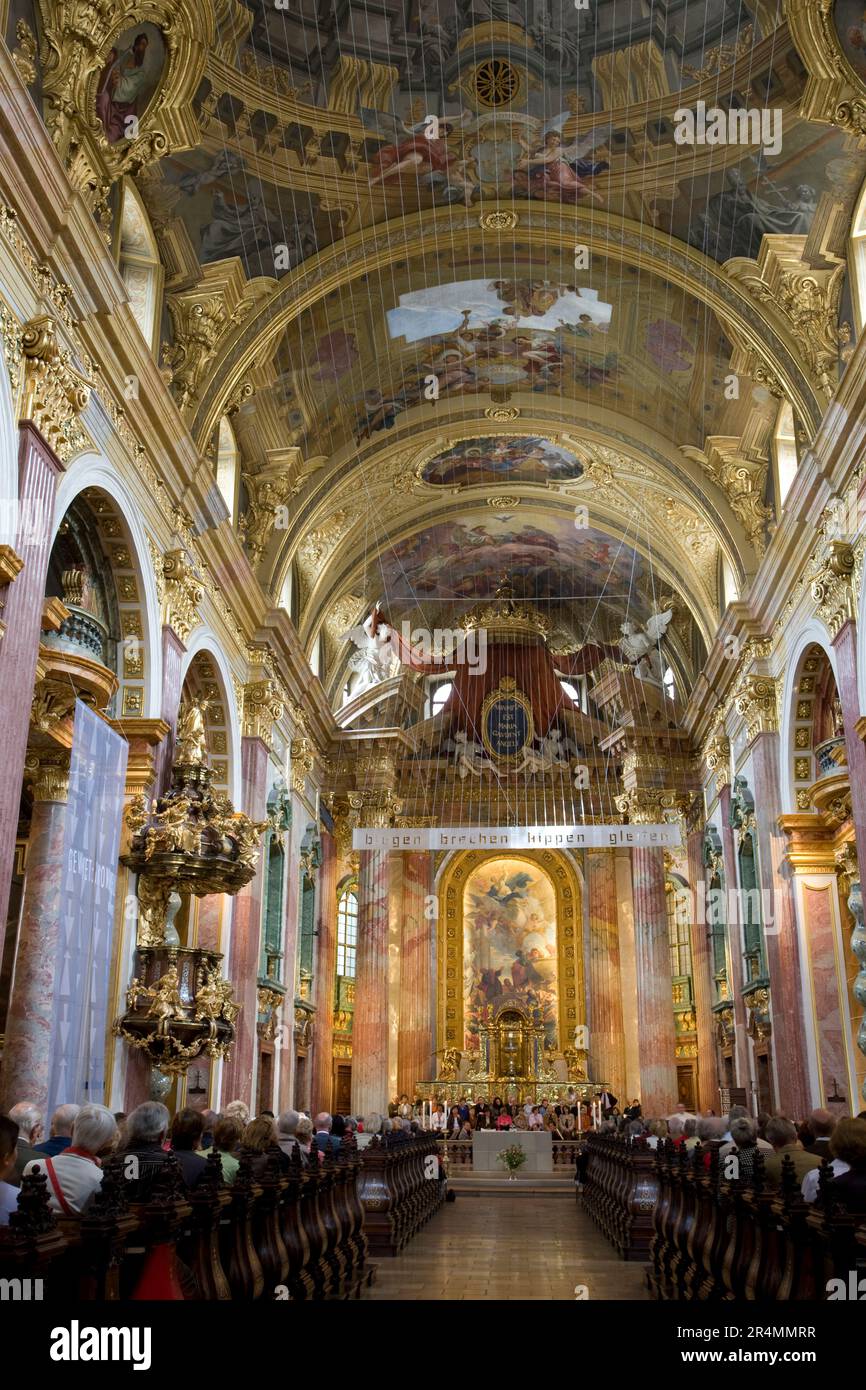 Versammlung in der 17.C. Jesuitenkirche, Wien, Österreich. ( Auch k Stockfoto