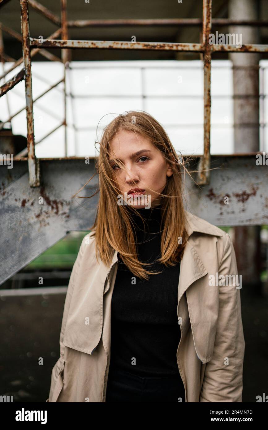Porträt eines blonden Mädchens im Wind Stockfoto