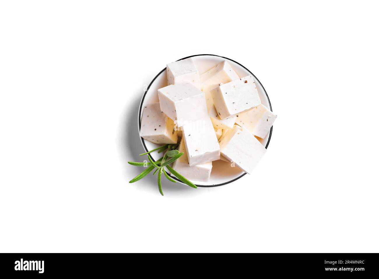 Griechischer Feta-Käse isoliert auf weißem Hintergrund. Frischer Fetakäse mit Rosmarin. Stockfoto