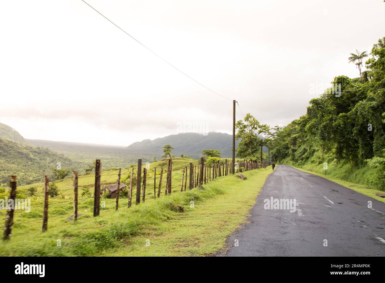 Landstraße von Samoa und grüne Hügel, zur goldenen Stunde Stockfoto