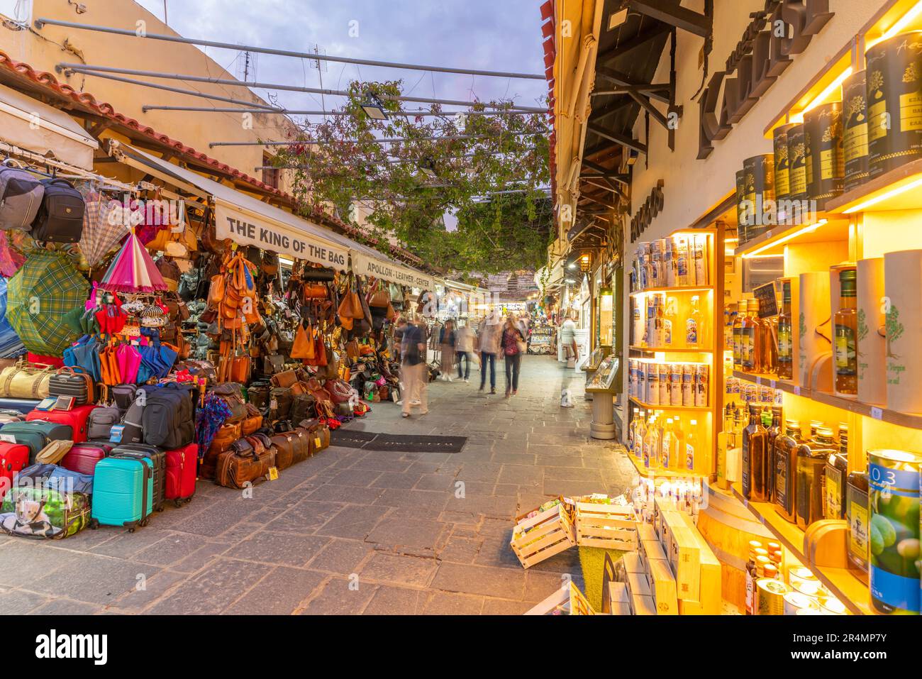 Blick auf die Straßen und Geschäfte in der Dämmerung, Altstadt von Rhodos, UNESCO-Weltkulturerbe, Rhodos, Dodekanes, griechische Inseln, Griechenland, Europa Stockfoto