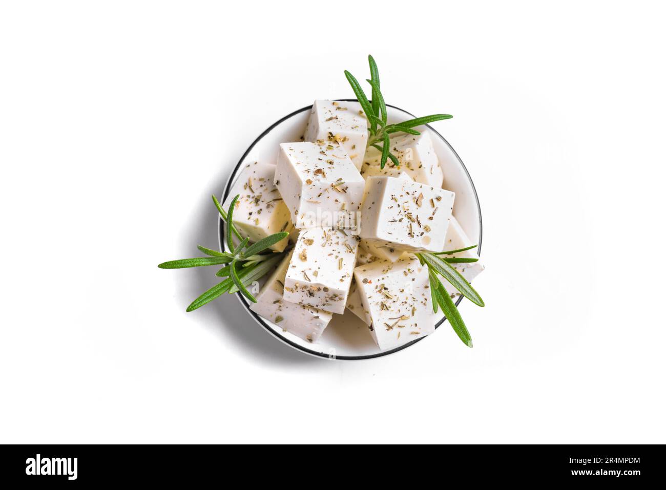 Griechischer Feta-Käse isoliert auf weißem Hintergrund, Draufsicht. Frische Fetakäse mit Kräutern. Stockfoto